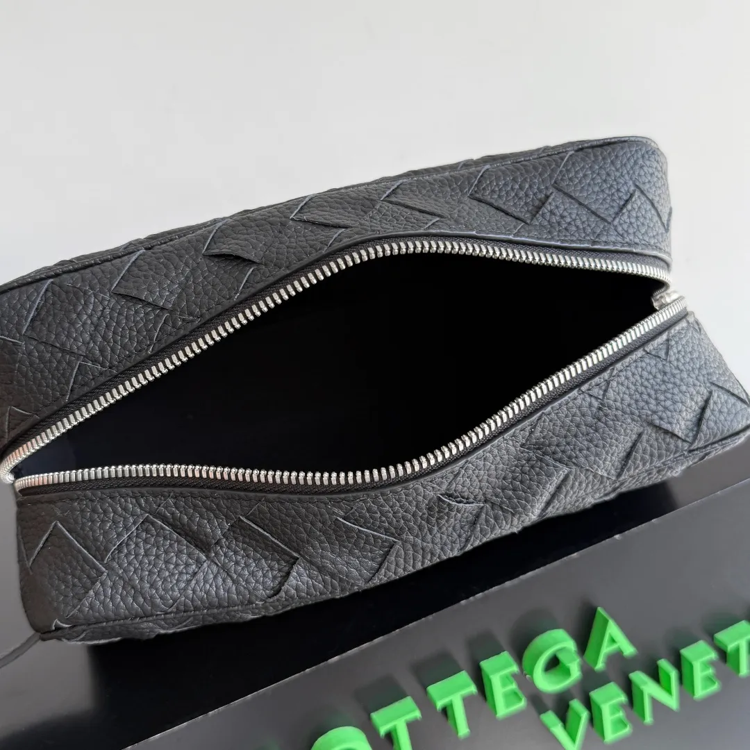 Batch 1260 BOTTEGA VENETA 2024 new INTRECCIATO classic toiletry bag, the choice of discerning people. The low-key luxury quality is the interpretation of its brand. If you like low-key BV, it is the first choice~~ Style number: 729295 Size: 26*13*10cm